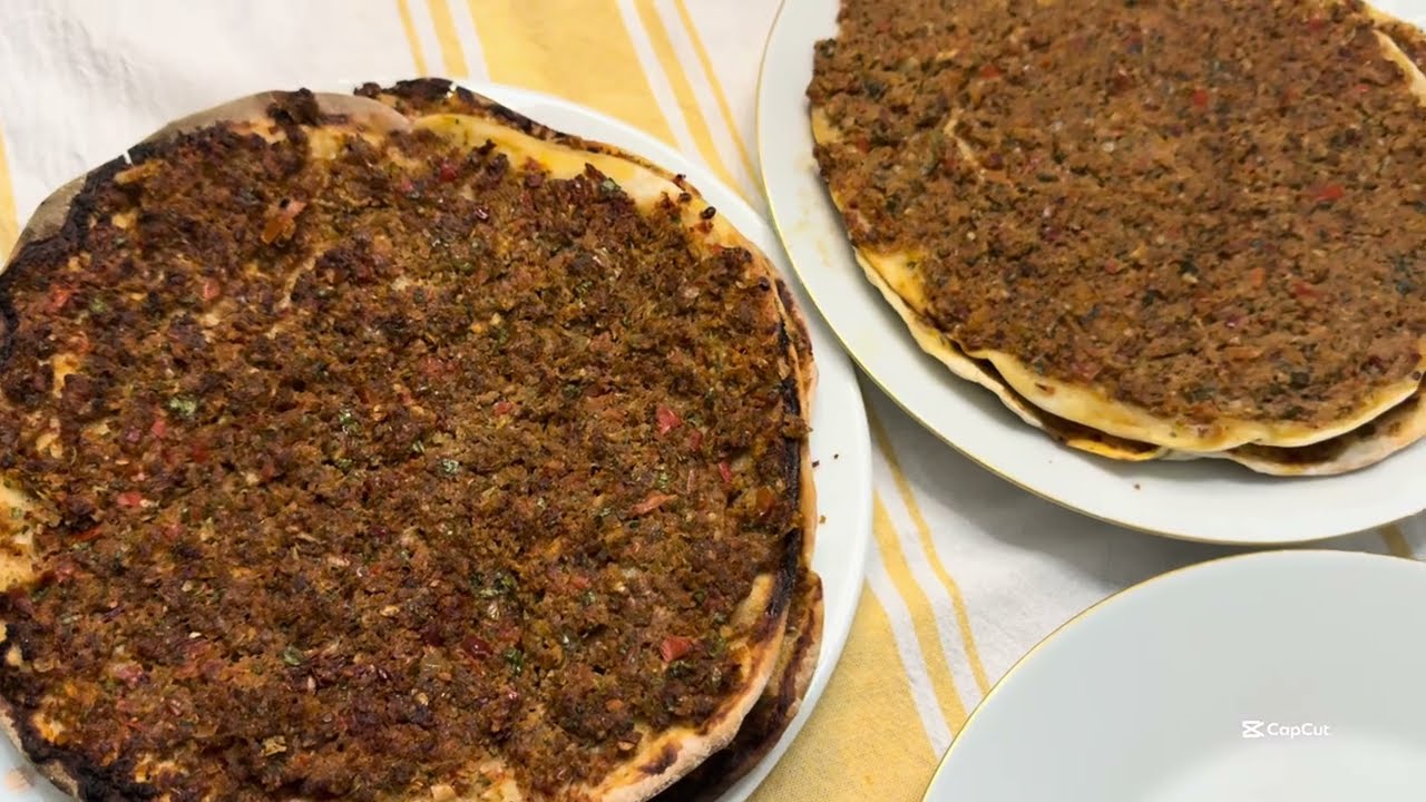 Hem tavada hem fırında yapabileceğiniz kolay lahmacun tarifi