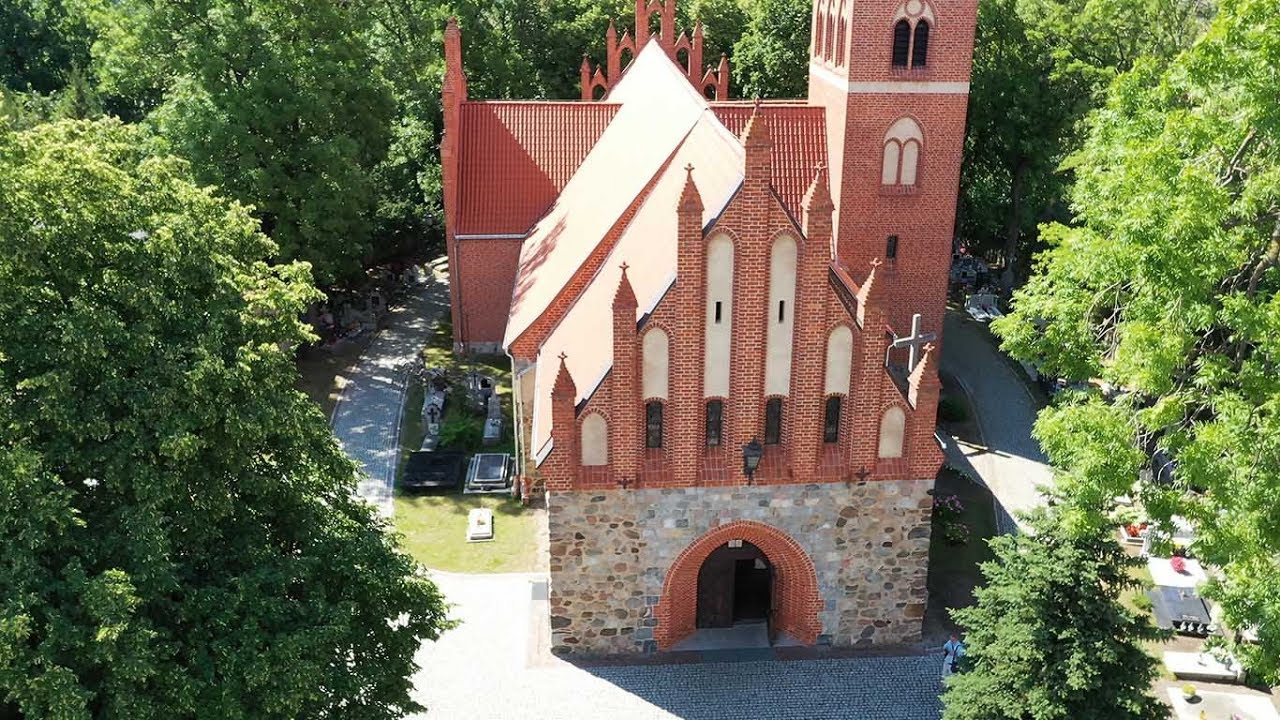 Kościół Świętego Bartłomieja w Unisławiu z lotu ptaka