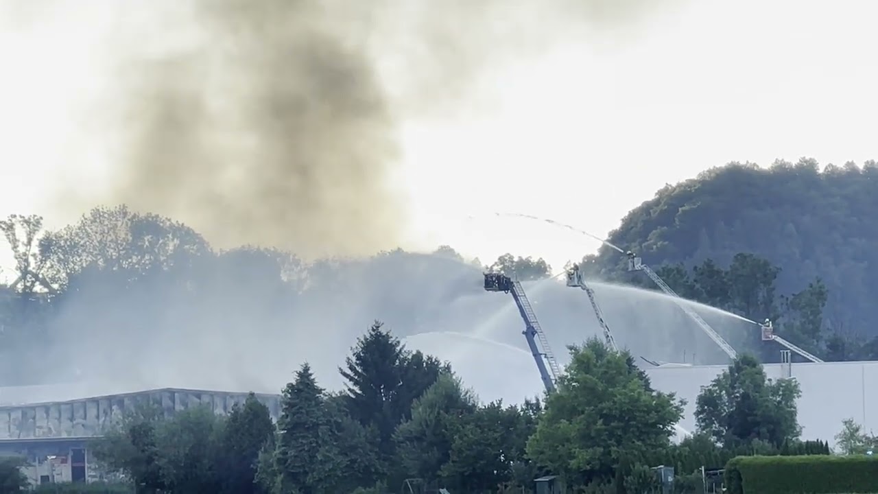 Großbrand bei Emco Hallein - Alarmstufe 4, Zivilschutzalarm