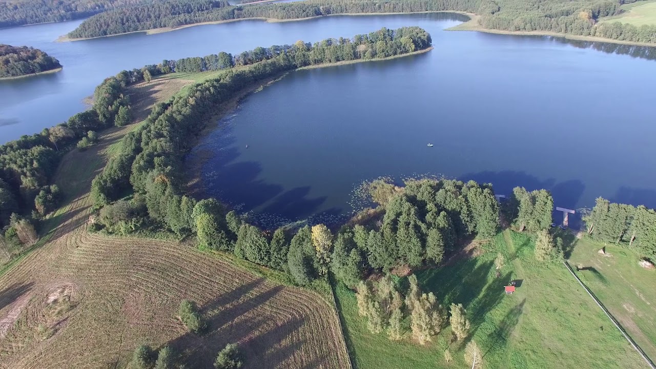 Działka budowlana na Mazurach z linią brzegową jeziora Limajno
