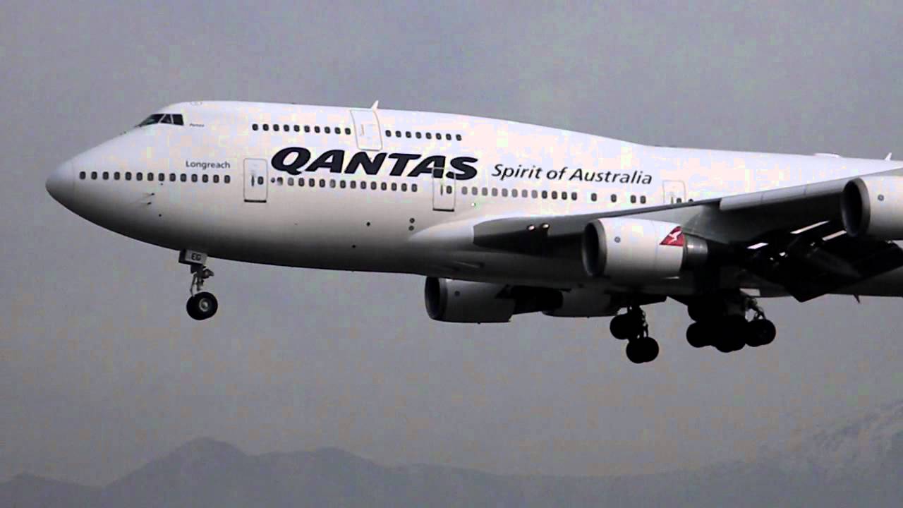 QANTAS QF17 Boeing B744 landing rwy 17L SCEL