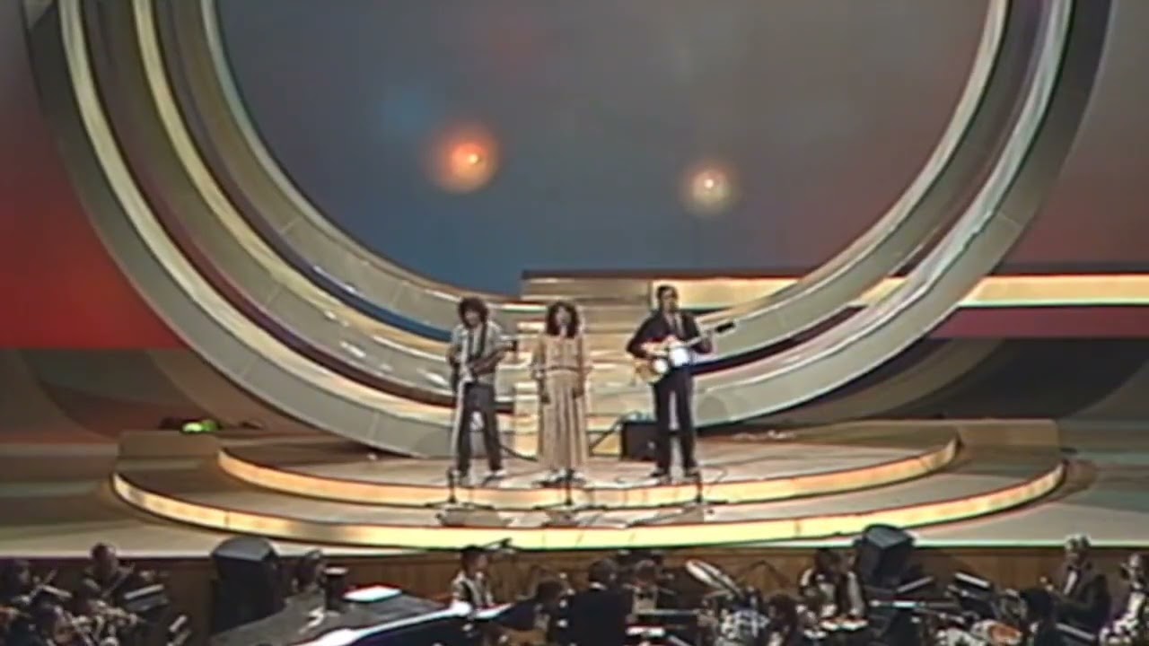 Nurit Galron, Ilan Veitzberg & Shimon Gelbetz  - Ze Lo Ze  &bull;  Israeli Songs Festival 1980
