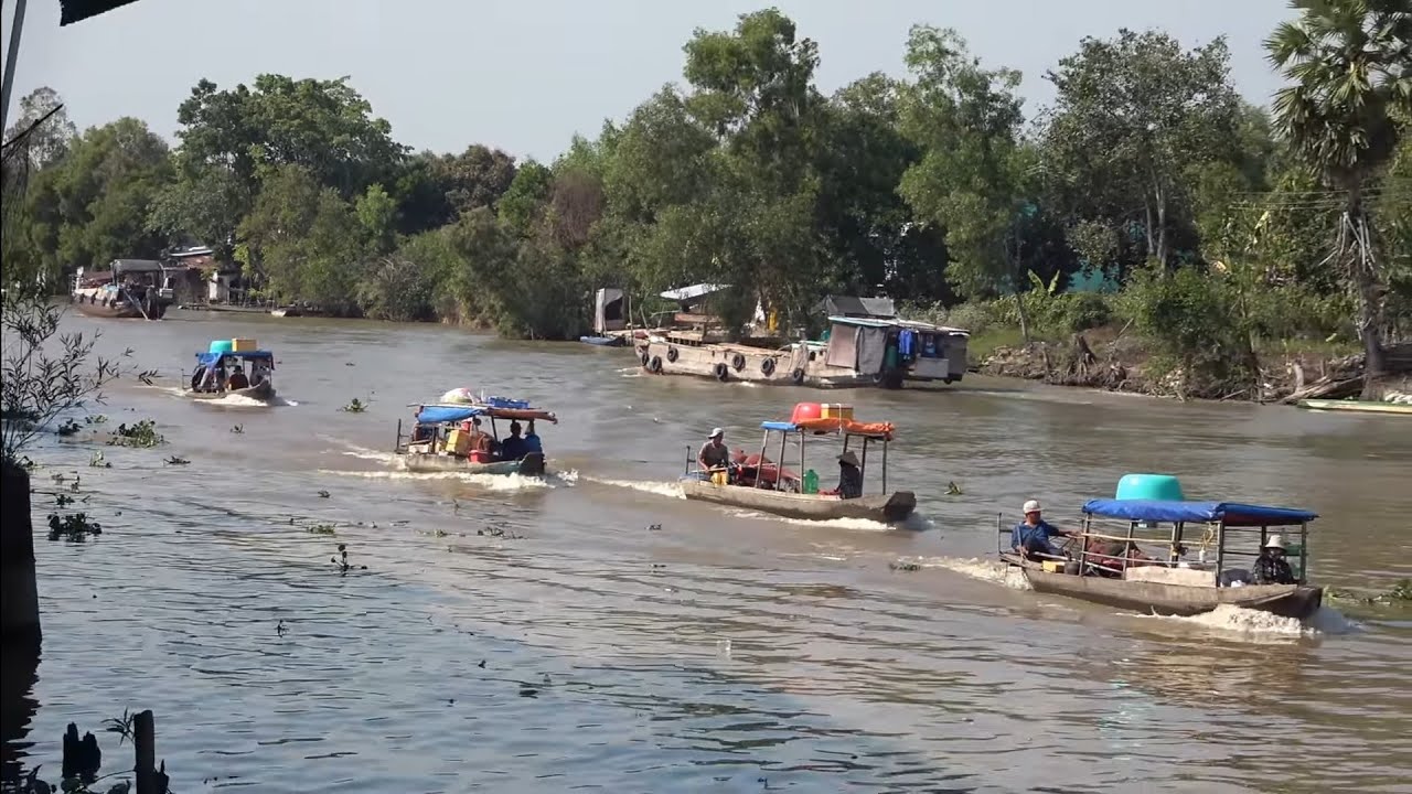 Người dân làm ăn kiếm sống trên sông tháng cuối năm