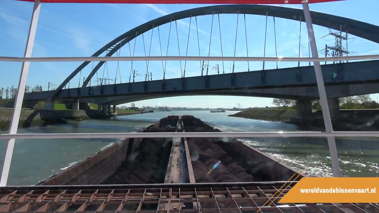 Timelapse Veerhaven 8 met 6 duwbakken over het Hartelkanaal | Binnenvaart