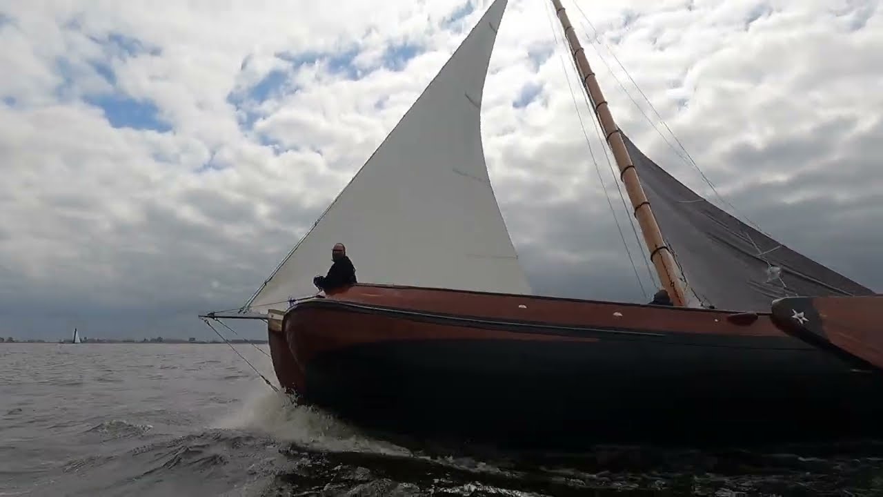 Skûtsje Waldwiif op full speed. Sneekermeer 2025
