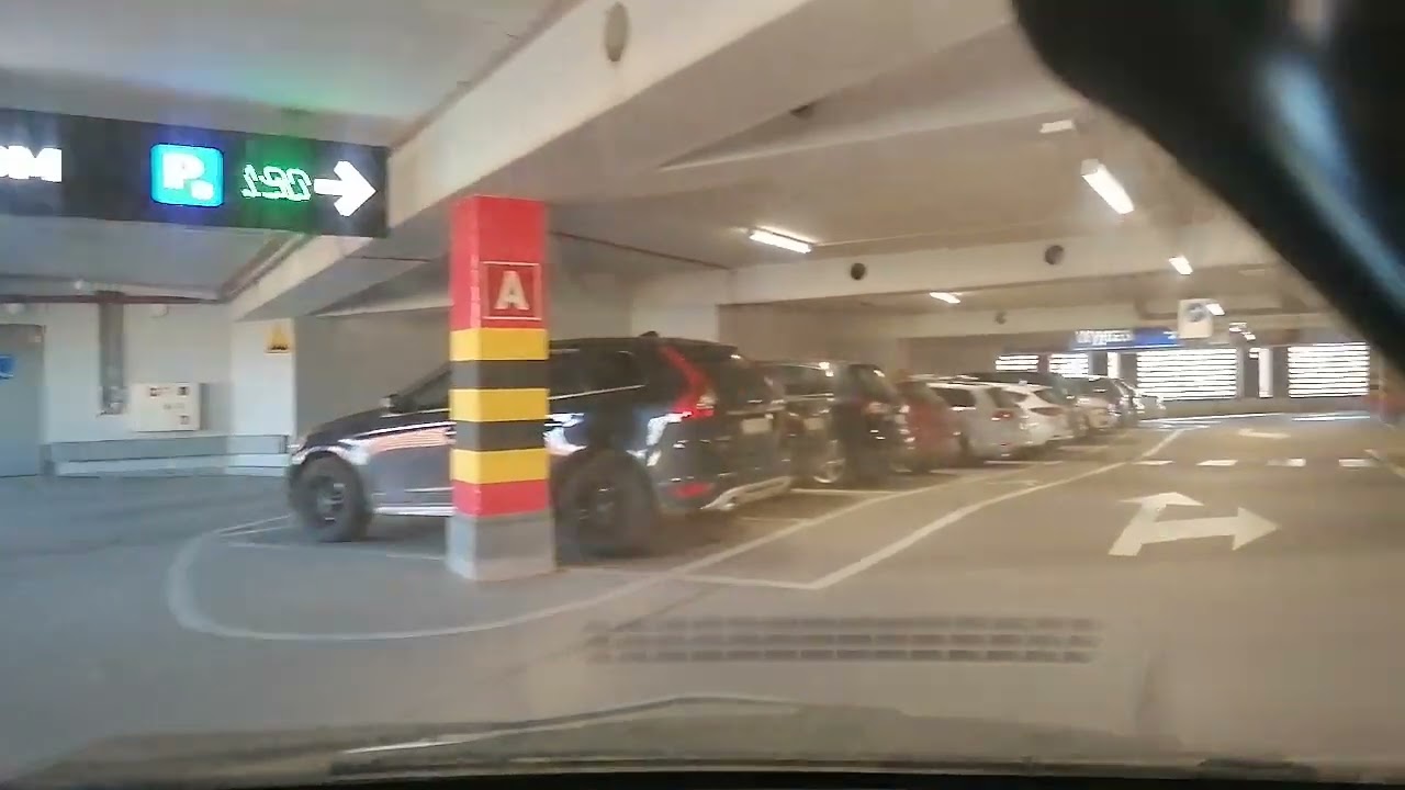 Wrocław, Galeria Dominikańska, wjazd na parking VID 20221112 133049