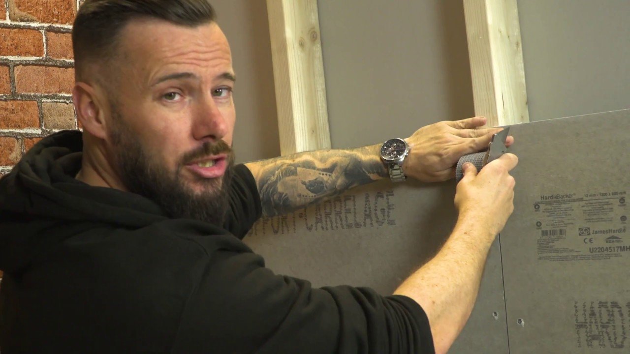 Установка 12-миллиметровой гипсокартонной плиты Hardie® Backer на каркасную стену в качестве подл...