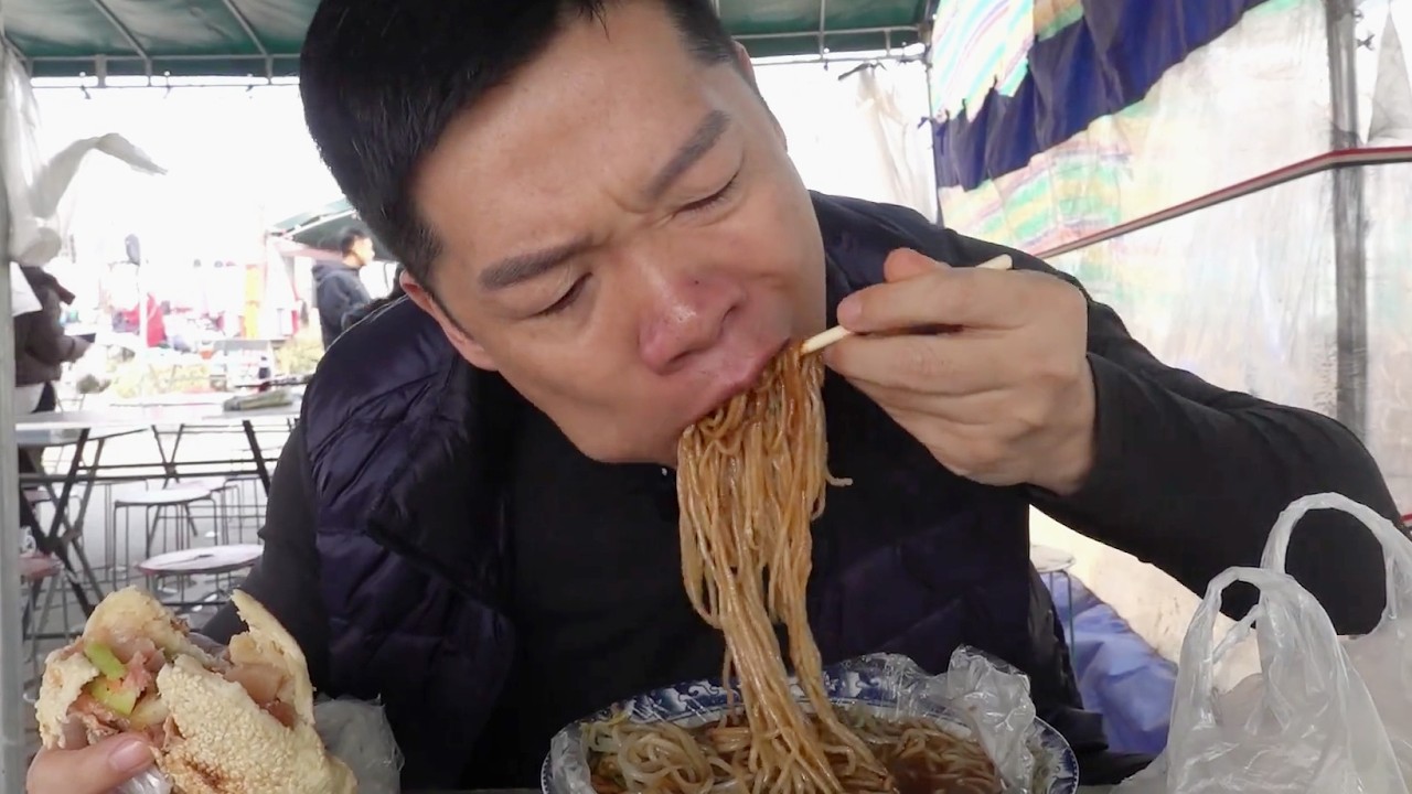 在安国大集上怼6块一碗的手工饸饹面搭配5块一个马蹄烧饼，舒坦【海吃王】