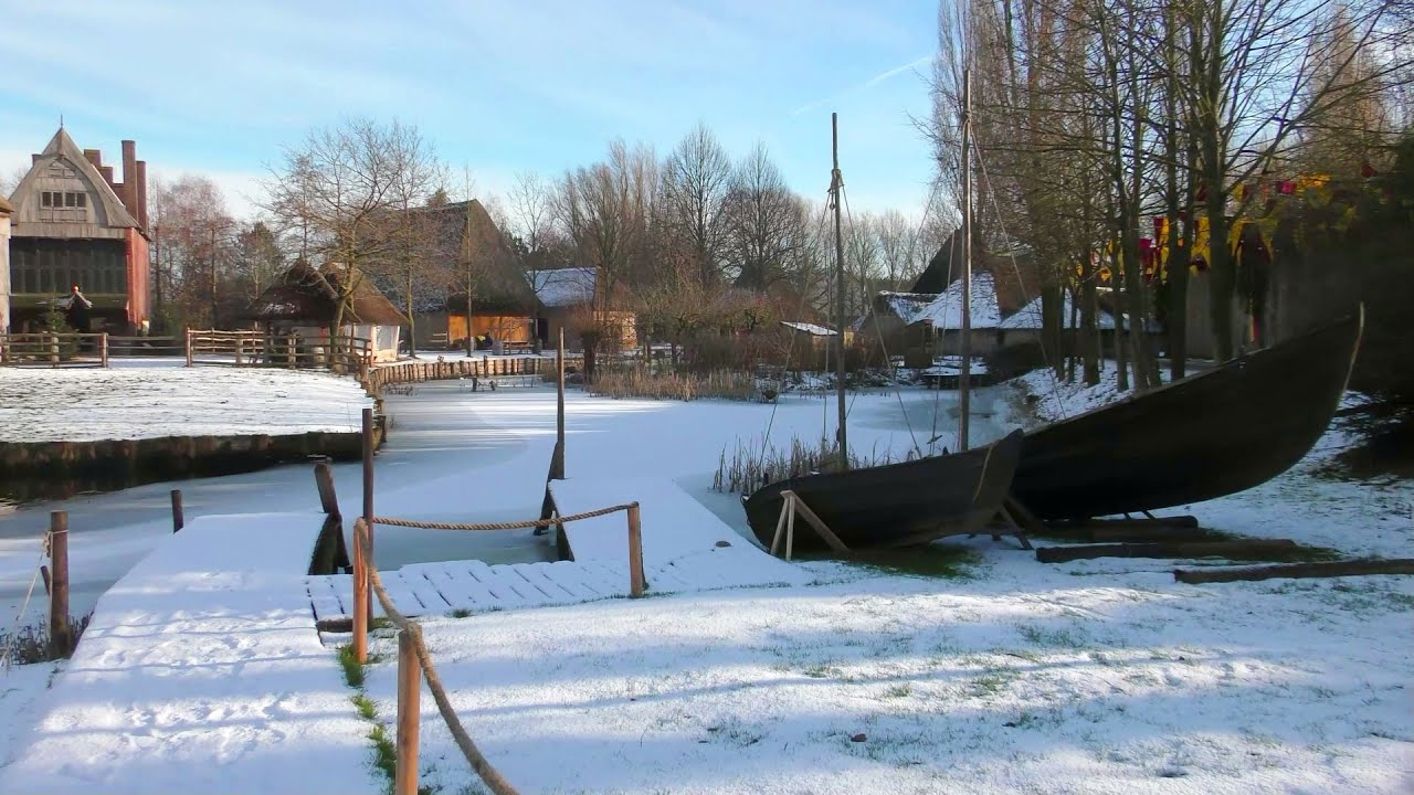 Middeleeuws winterlandschap met de ossen Isaac en James, dierverzorging en de Vikingboten,  Archeon
