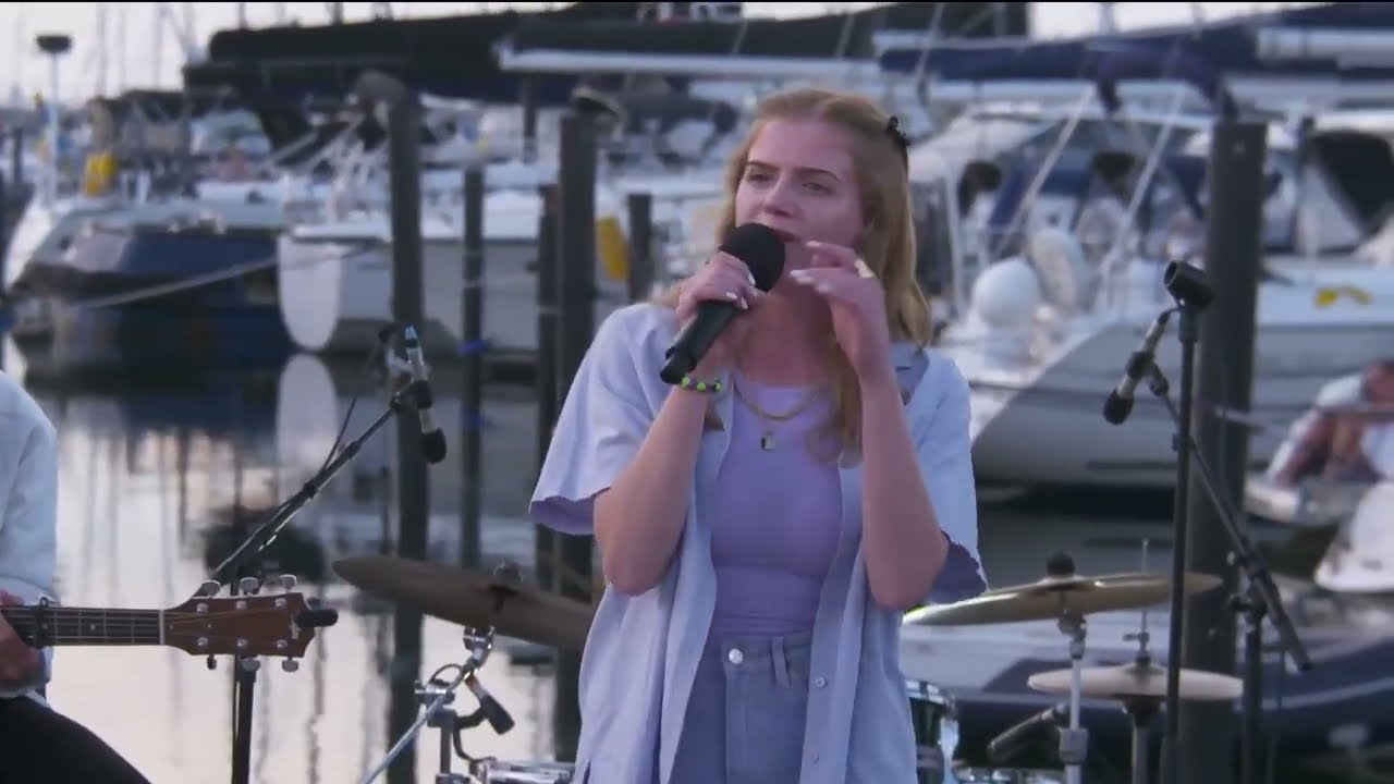 Samira Manners covering Riptide by Vance Joy at the Sunset Festival, Höllviken, 7 August 2021.