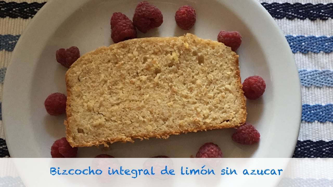 Bizcocho de limón integral sin azúcar en panificadora.