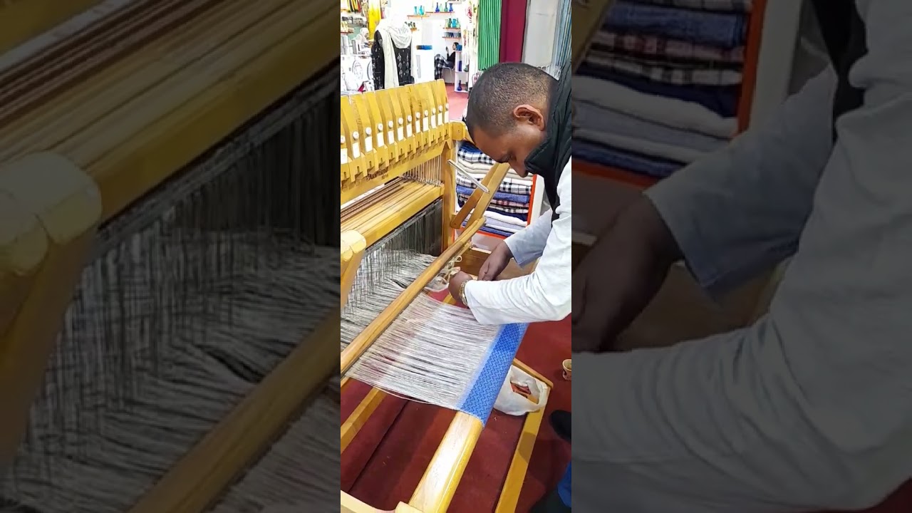 السيد : عمر سليمان (الخطارة) ينسج على نول المنضدة ياسمينة Yasmina Table loom under work