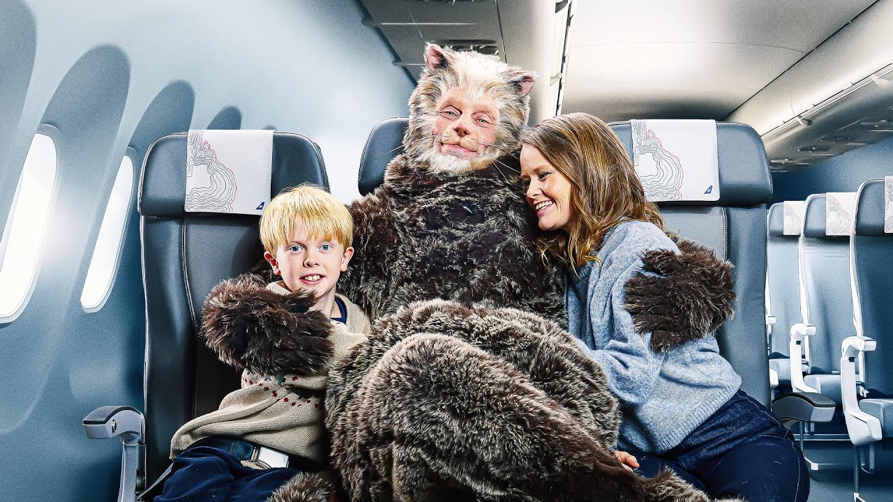 The Icelandic Yule Cat flies Icelandair | Icelandair