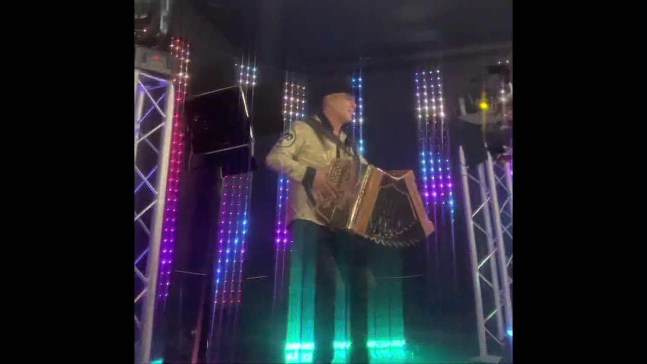 Carlos V&aacute;zquez grabando v&iacute;deo musical