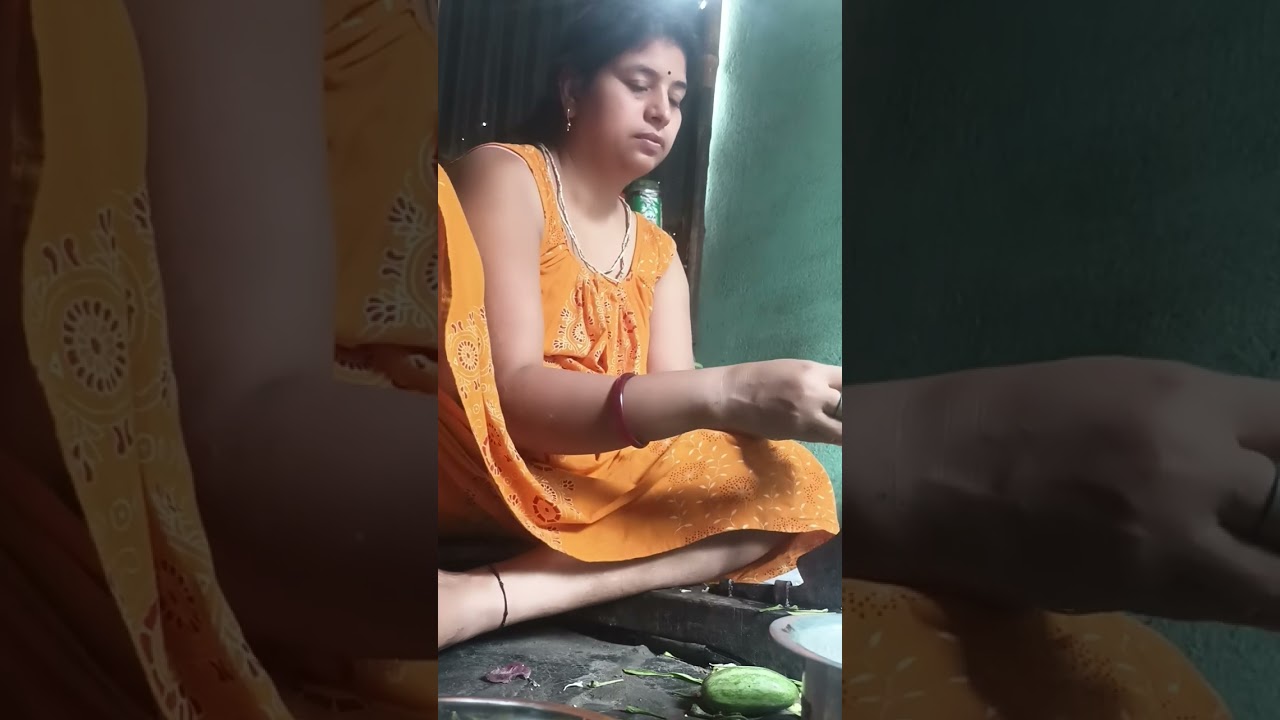 আজকে চিকেন টা ভালো করে গরম জলে ধুয়ে নিলাম তারপর রান্না করলাম আজকে পুটি মাছ পটল চোচরি আমার শরীর খারাপ