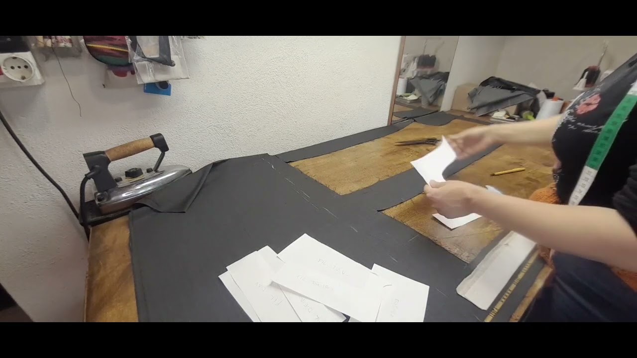 Come tagliare i pezzi di stoffa per il completamento del pantalone di alta sartoria.