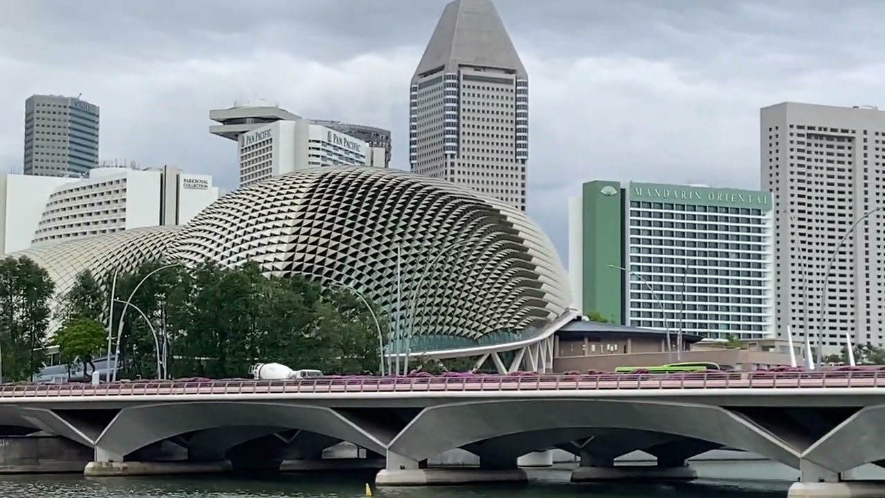 Walking tour of Raffles Place , Singapore 
