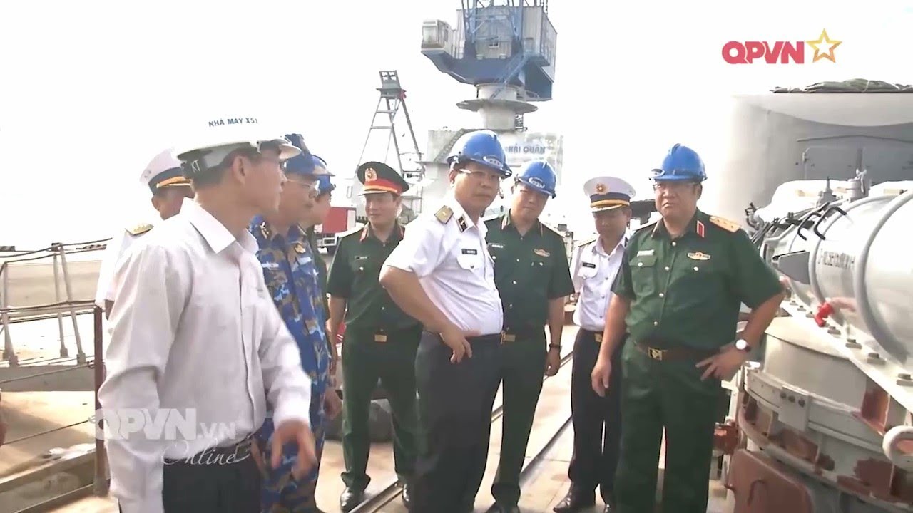 Thượng tướng Phạm Ho&agrave;i Nam kiểm tra Nh&agrave; m&aacute;y X52