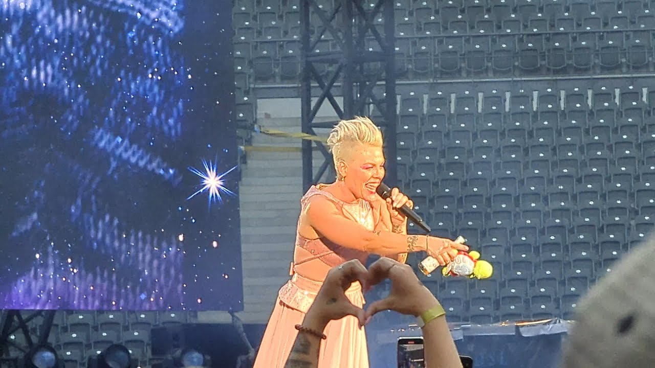 Pink - Just Give Me A Reason live in Berlin 2023 (4K)