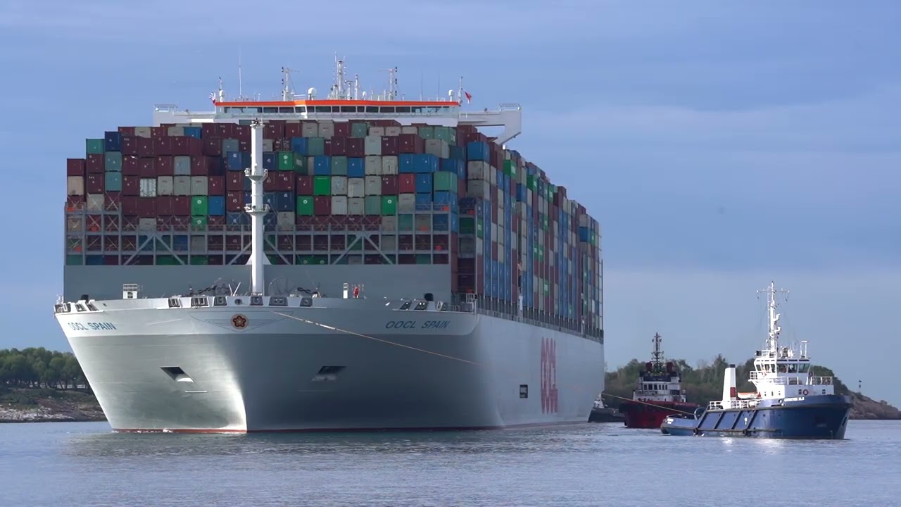 Ένα από τα μεγαλύτερα πλοία μεταφοράς containers στον Πειραιά!