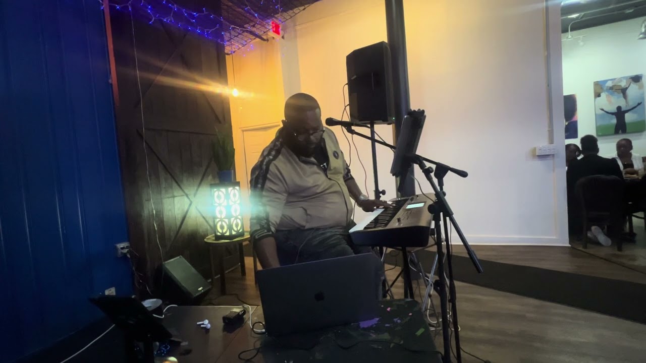 One man show at Blu Rose Art Bistro!🎹🎤💻
