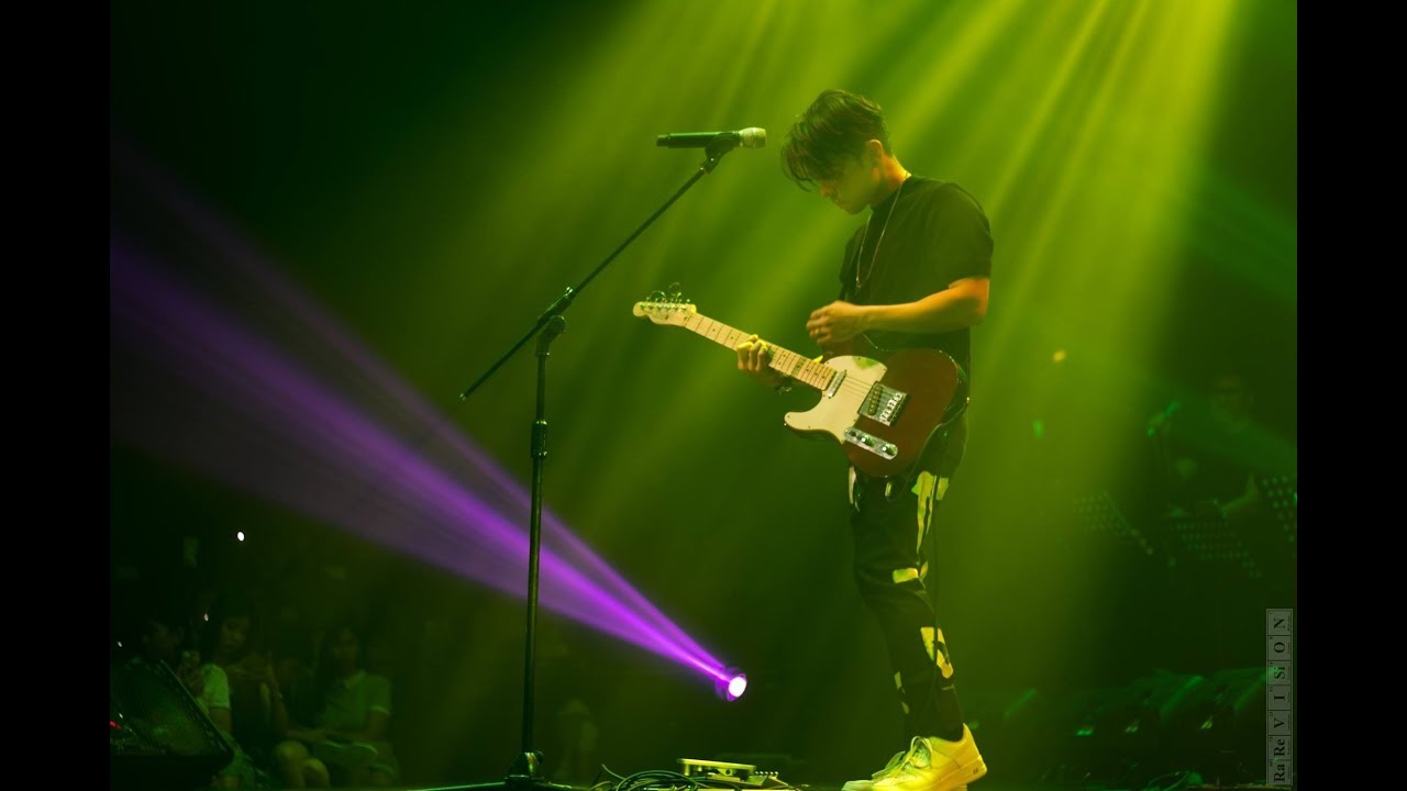 Carlo Aquino plays the Guitar to the delight of his fans!