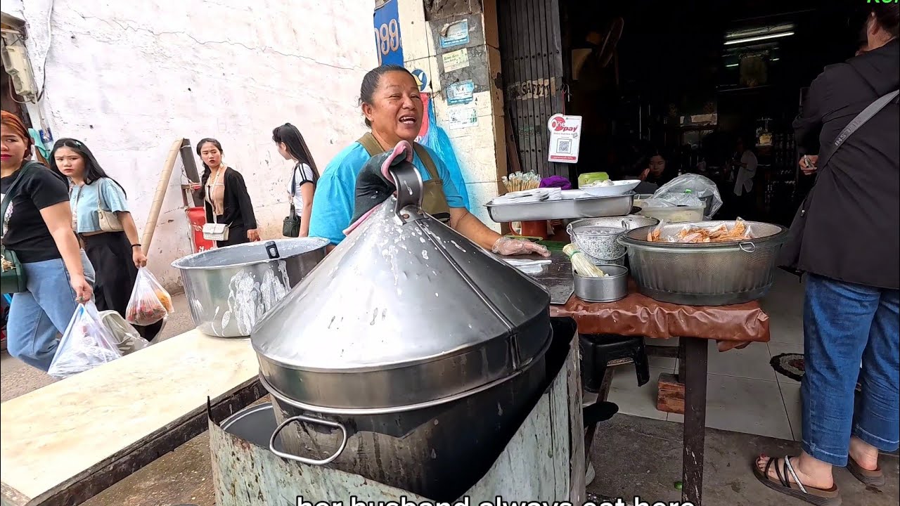 Eat breakfast @ restaurant by Khuadin market near the morning market in Vientiane, Laos.