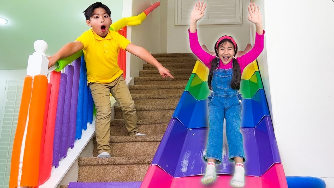Aventura y Juguetes: Eric, Jannie, Charlotte y Tobogán de Escaleras en Casa 🌈🛝  Diversión para Niños