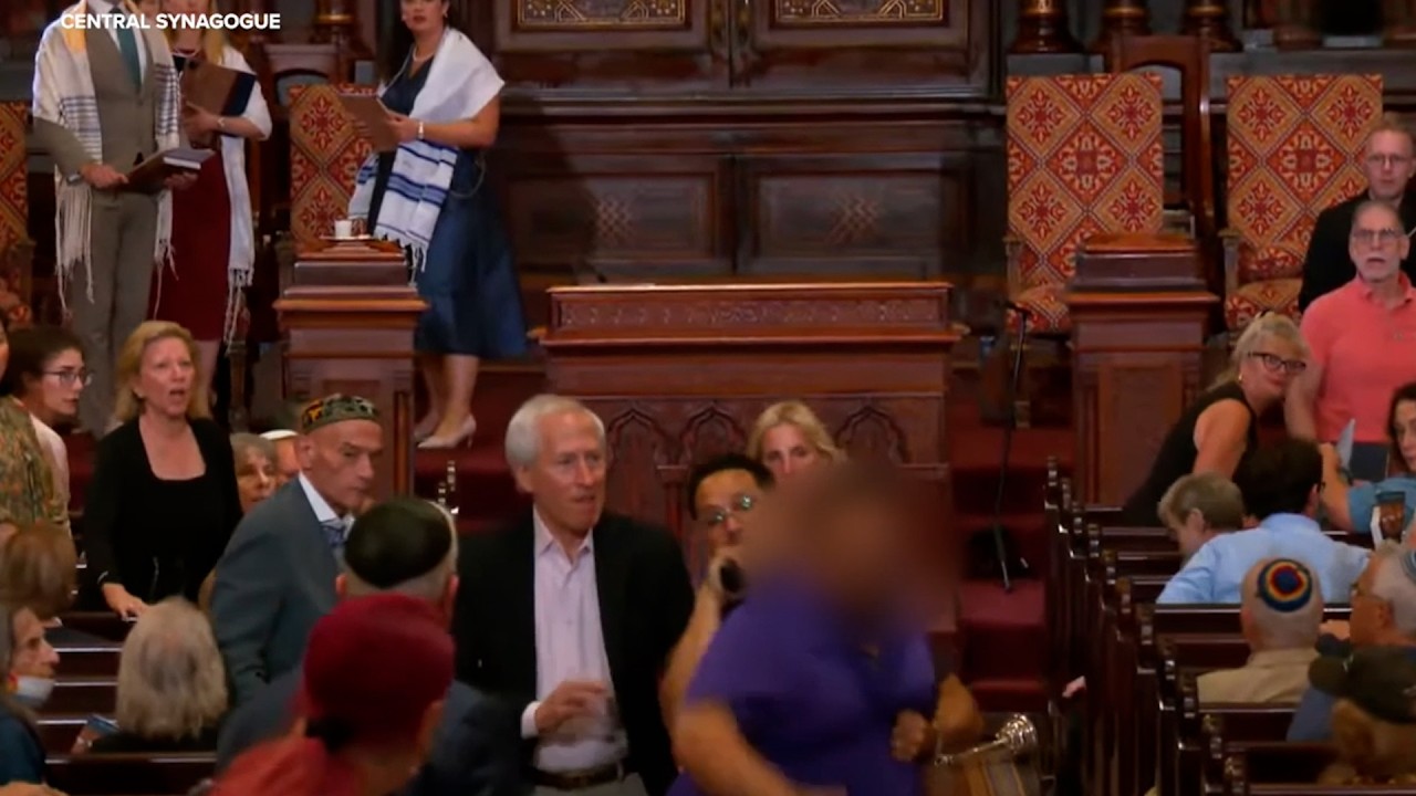 Man in custody after disrupting Shabbat services, striking woman at Central Synagogue