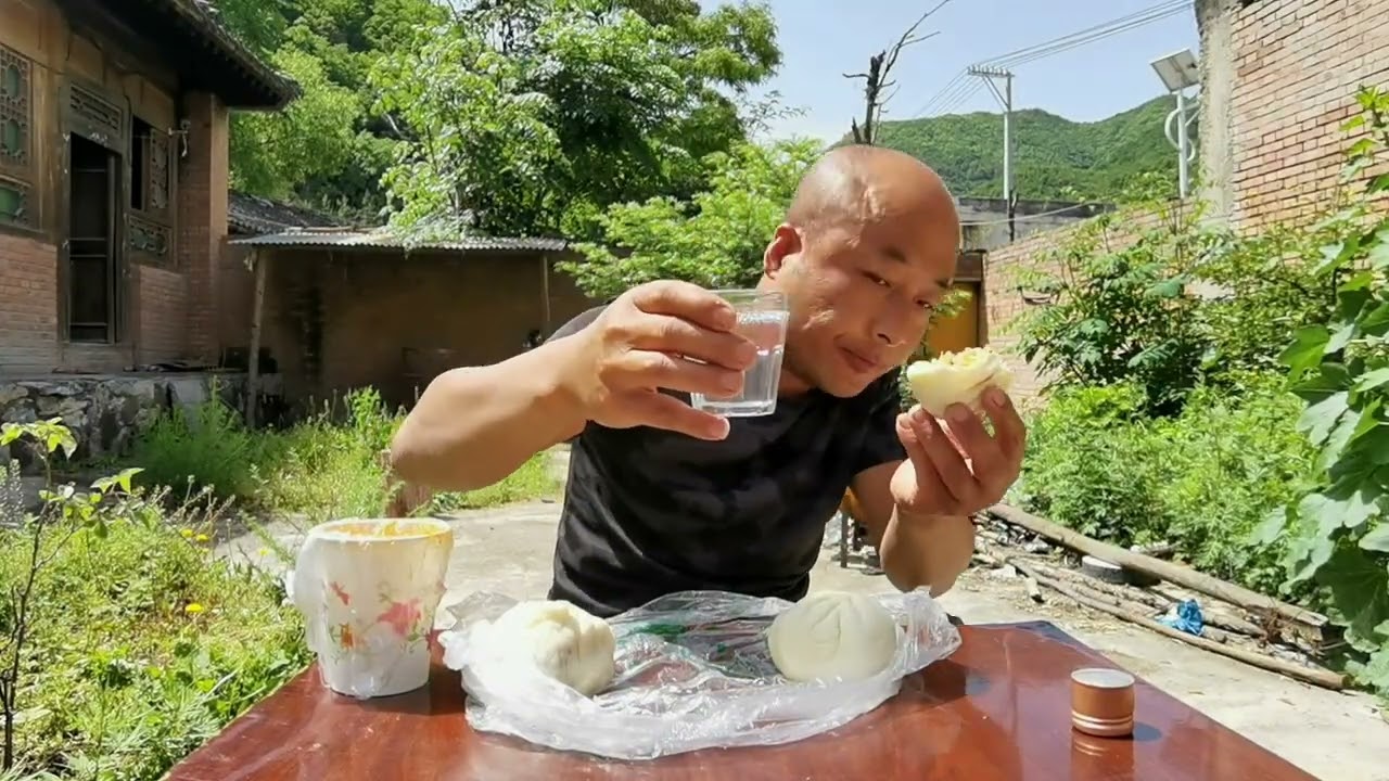 这顿饭凑合着吃，5个大包子配半瓶酒，吃饱喝好就行 #吃包子