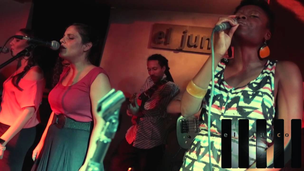 El Junco ASTRID JONES & THE BLUE FLAPS