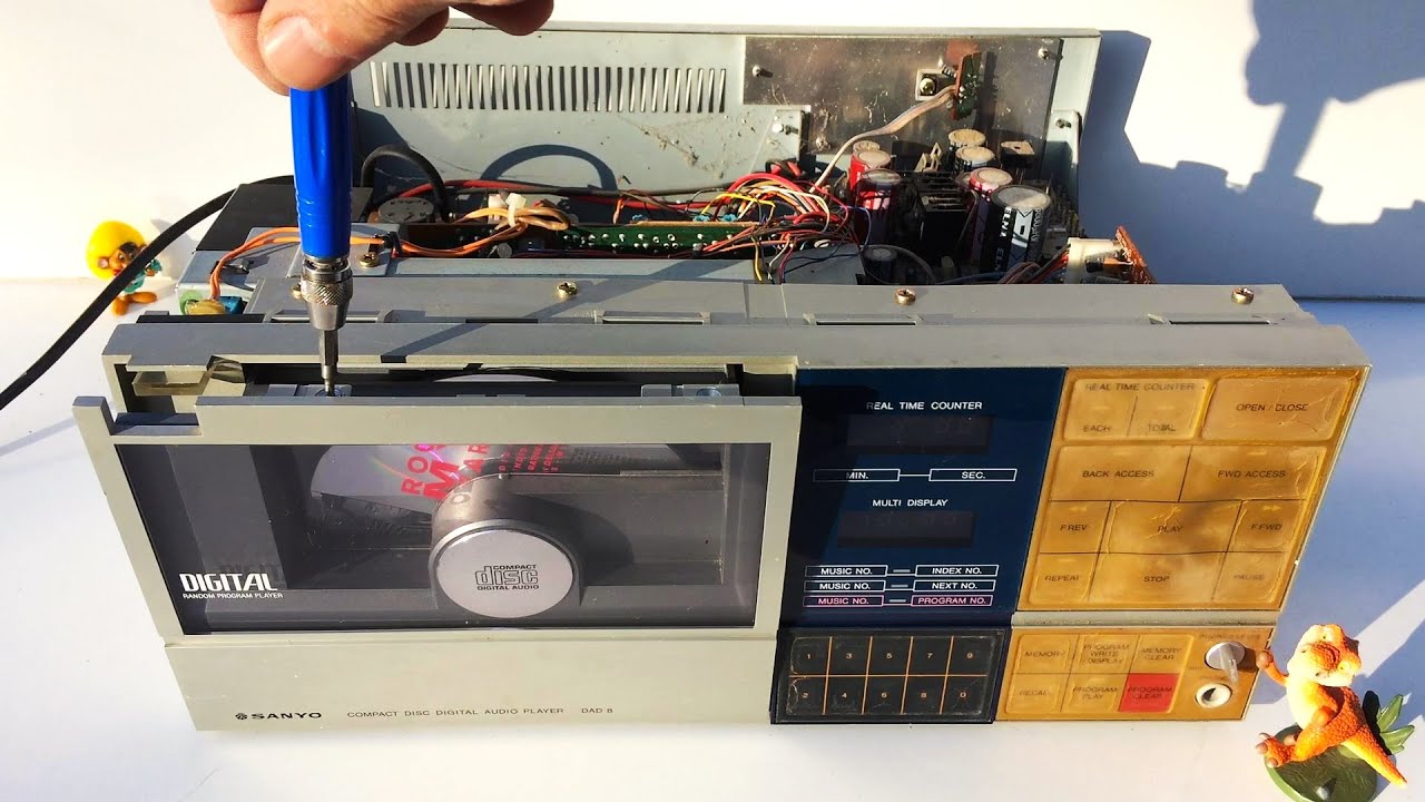 Sanyo DAD 8 CD player Vertical Loading Compact Disc First Fully automatic, mechanized operation 1983