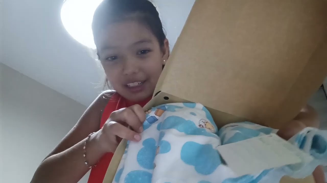 Abriendo un regalo de coco reborn ( traído desde Estados Unidos )