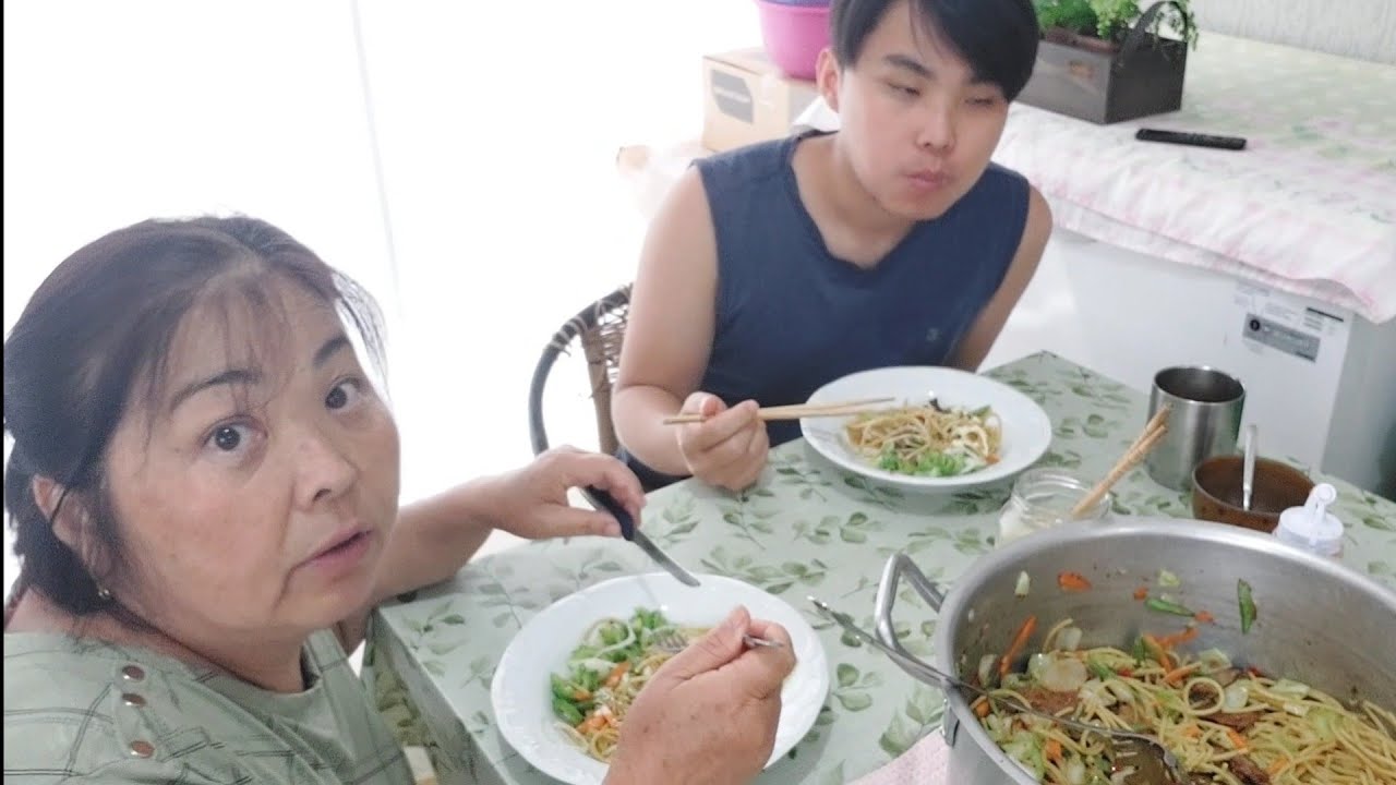 REAPROVEITANDO SOBRA DE CARNE FIZ UM FALSO YAKISOBA | ALMOÇO DE DOMINGO SIMPLES