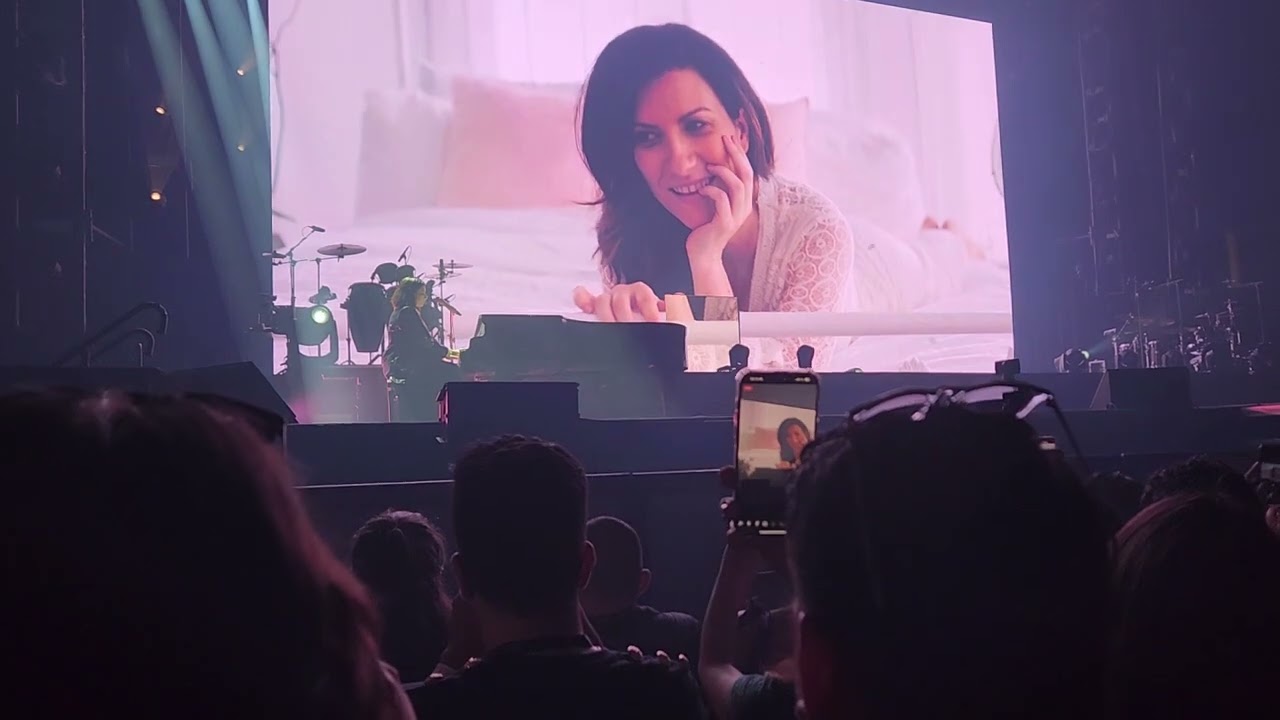 Laura Pausini W T 2024, Movistar Arena Chile, Celeste/Nuestro Amor de Cada Día/Frente a nosotros