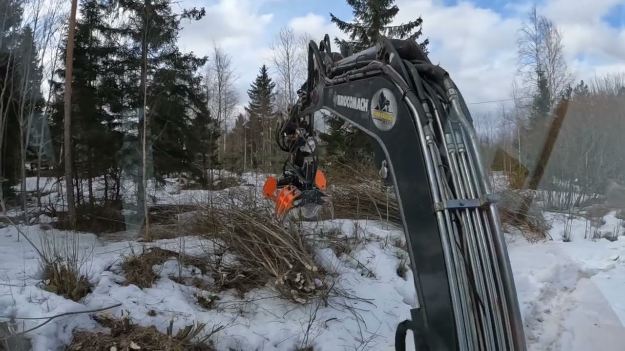 Pellonreunojen nipsuttelua KX-210 energiapuukouralla
