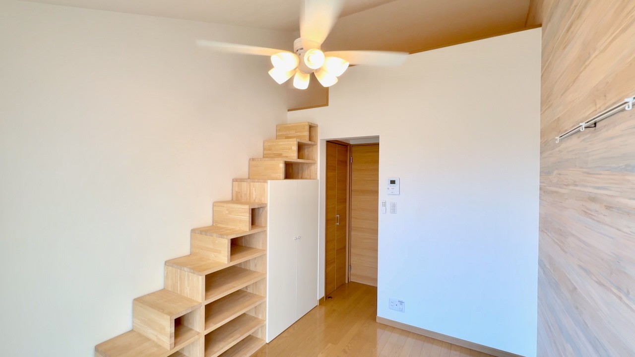 Wycieczka po mikroapartamencie z maleńką przestrzenią na poddaszu🏠😟 (odc. 93)