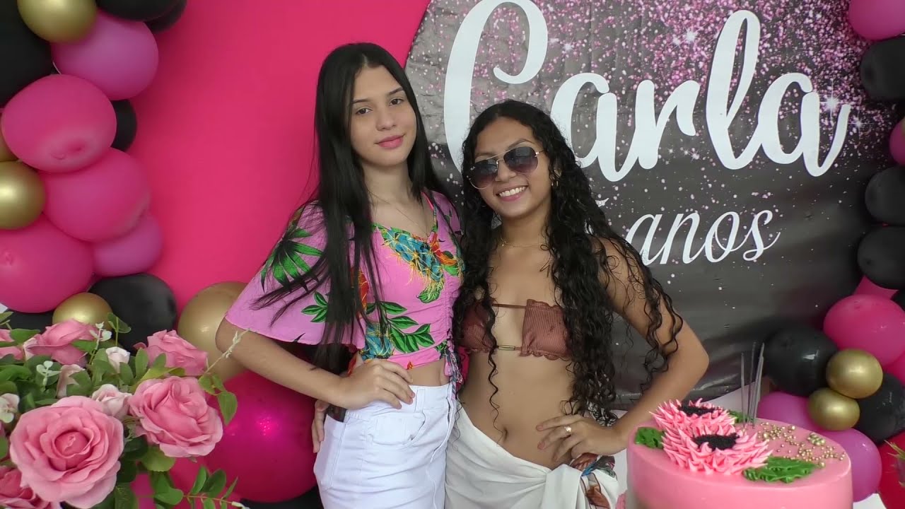 Carla 15 anos  na  Beira da piscina.