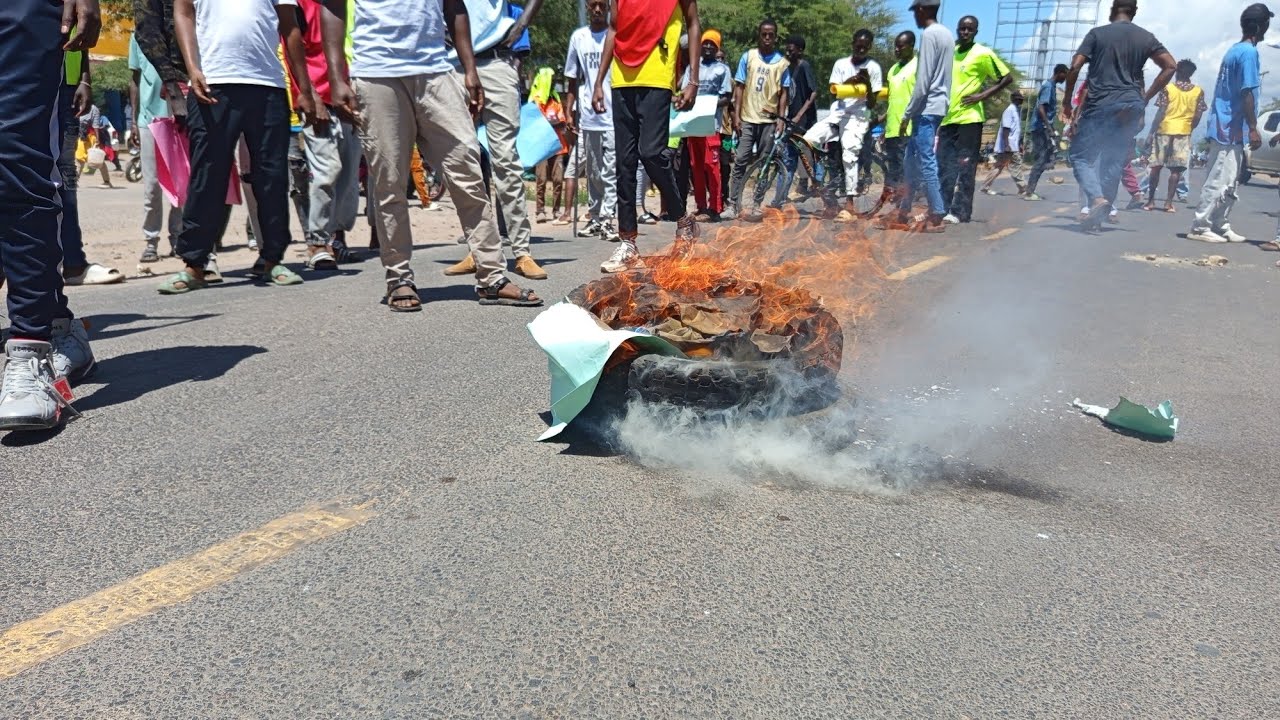 TENSION IN ISIOLO: ROAD BLOCKED, TEARGAS FIRED AND TOWN BROUGHT TO A STANDSTILL