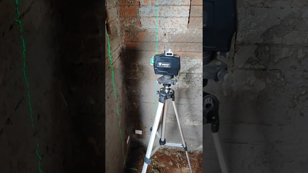 prumando e esquadrejando o reboco com o n&iacute;vel a laser.#constru&ccedil;&atilde;ocivil #pedreiro #obra #engenharia