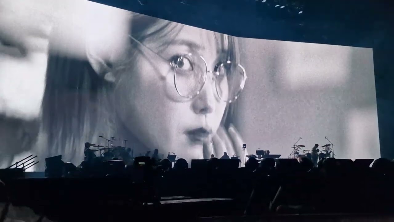 IU (아이유) - Shopper - June 23th 2024 - IU Concert in Uber Arena, Berlin