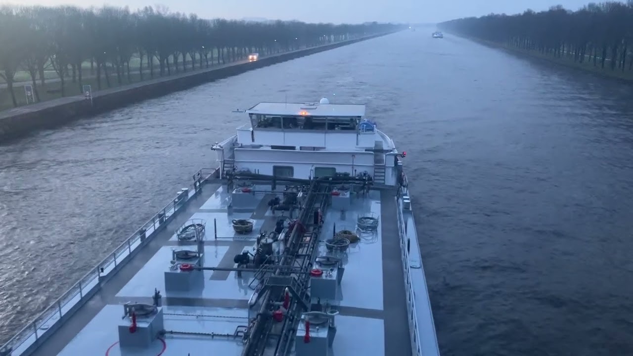 Somtrans XXVIII binnenvaartschip vanaf Weesperbrug