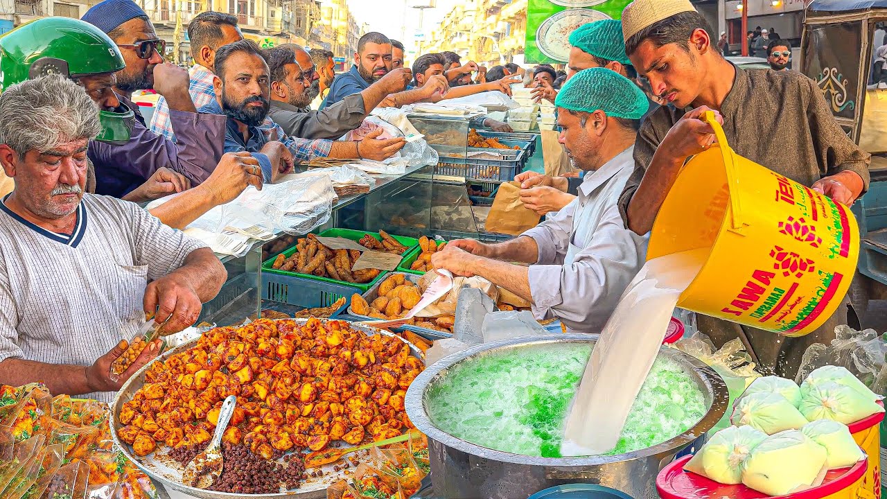 RAMADAN VIBES 2025 l CRAZY RUSH Before IFTAR | Karachi’s Most Popular STREET FOOD at Burns Road!