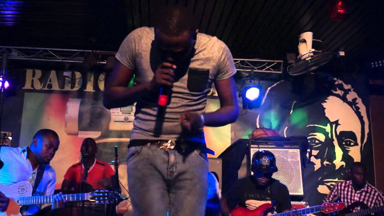 M'Bouillé Koité live2 à la Radio Libre
