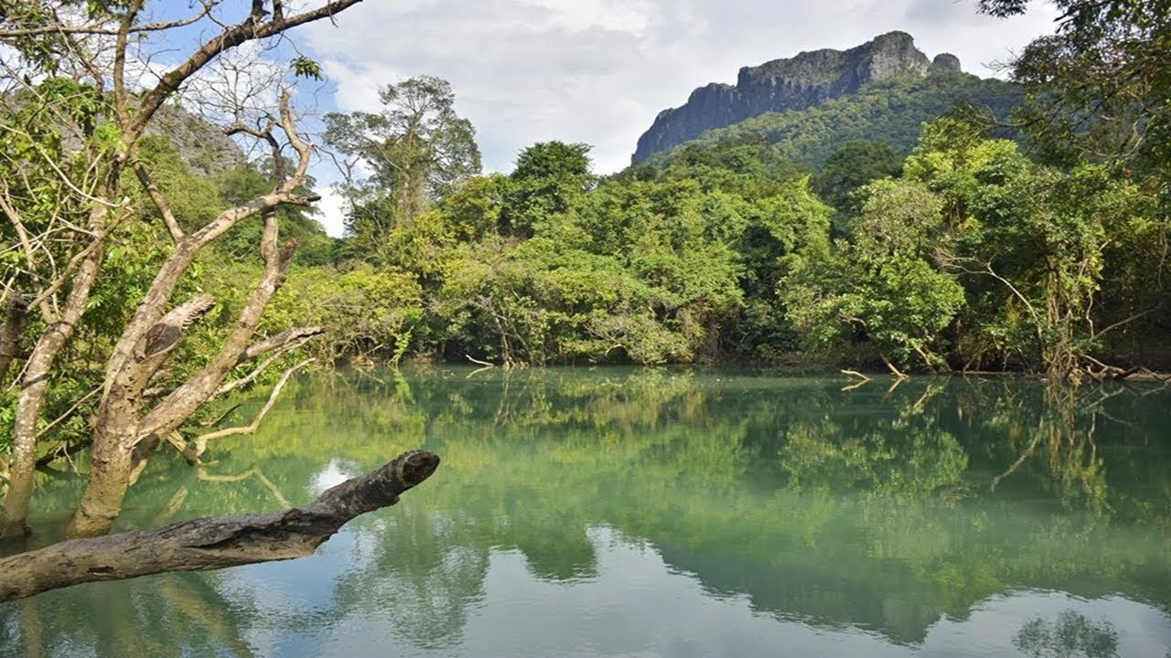 Laos travel - Khoun Kong Leng  swimming in Khammouane