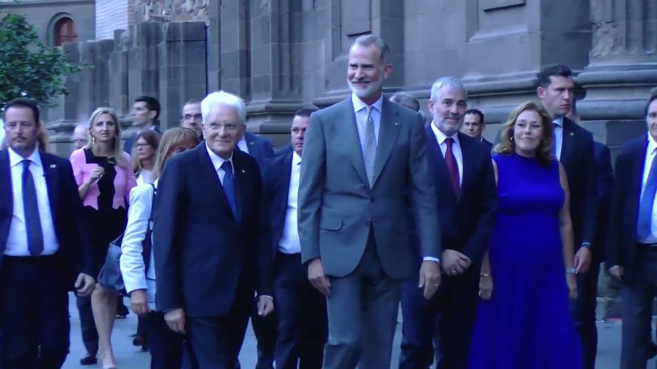 El Rey Felipe VI recorre el casco histórico de Vegueta