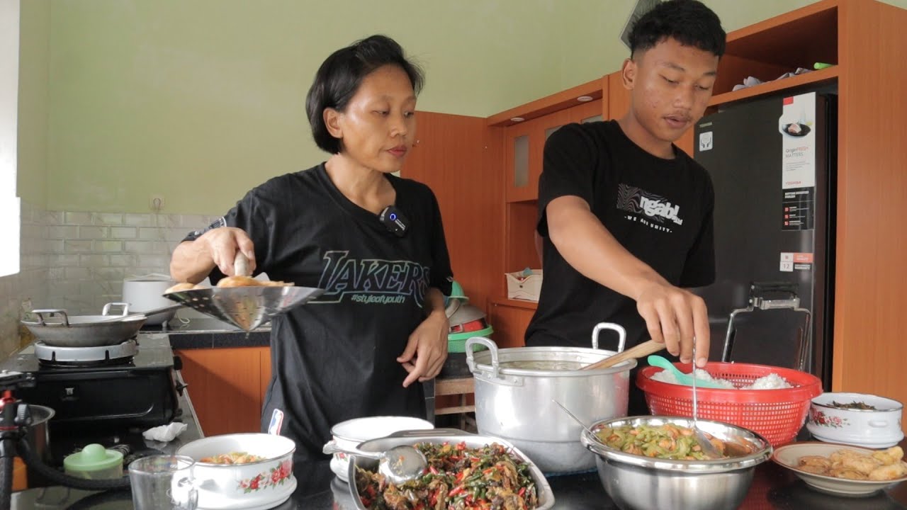 Menyambut hari lebaran - masak persiapan MUNJUNG IBU & MERTUA
