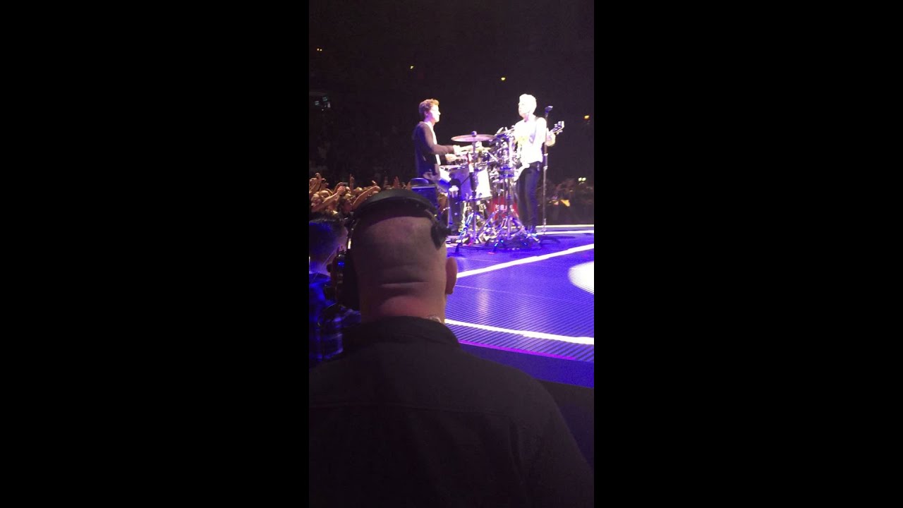 U2 Angel of Harlem Larry singing Stockholm 17/9 2015