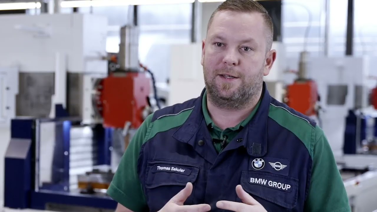 Benchmark in der Lehrlingsausbildung mit konventionellen und CNC-Maschinen von Emco.