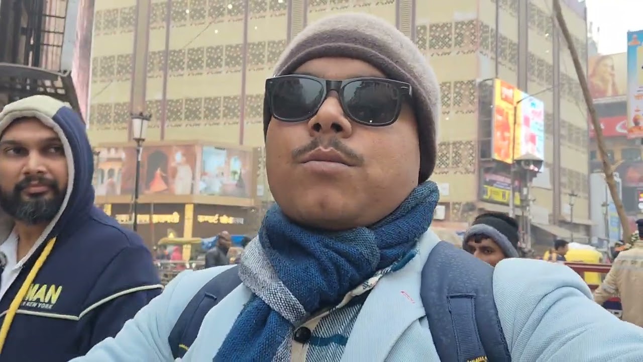 बनारस के काशी विश्वनाथ मंदिर से एक किलोमीटर पहले की दूरी से वीडियोबनाते हुए 